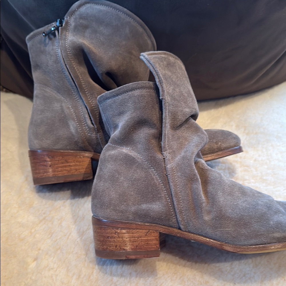 Like new Sundance Italian Suede zip up Slouch Boots with wooden heel and sole - Picture 14 of 16